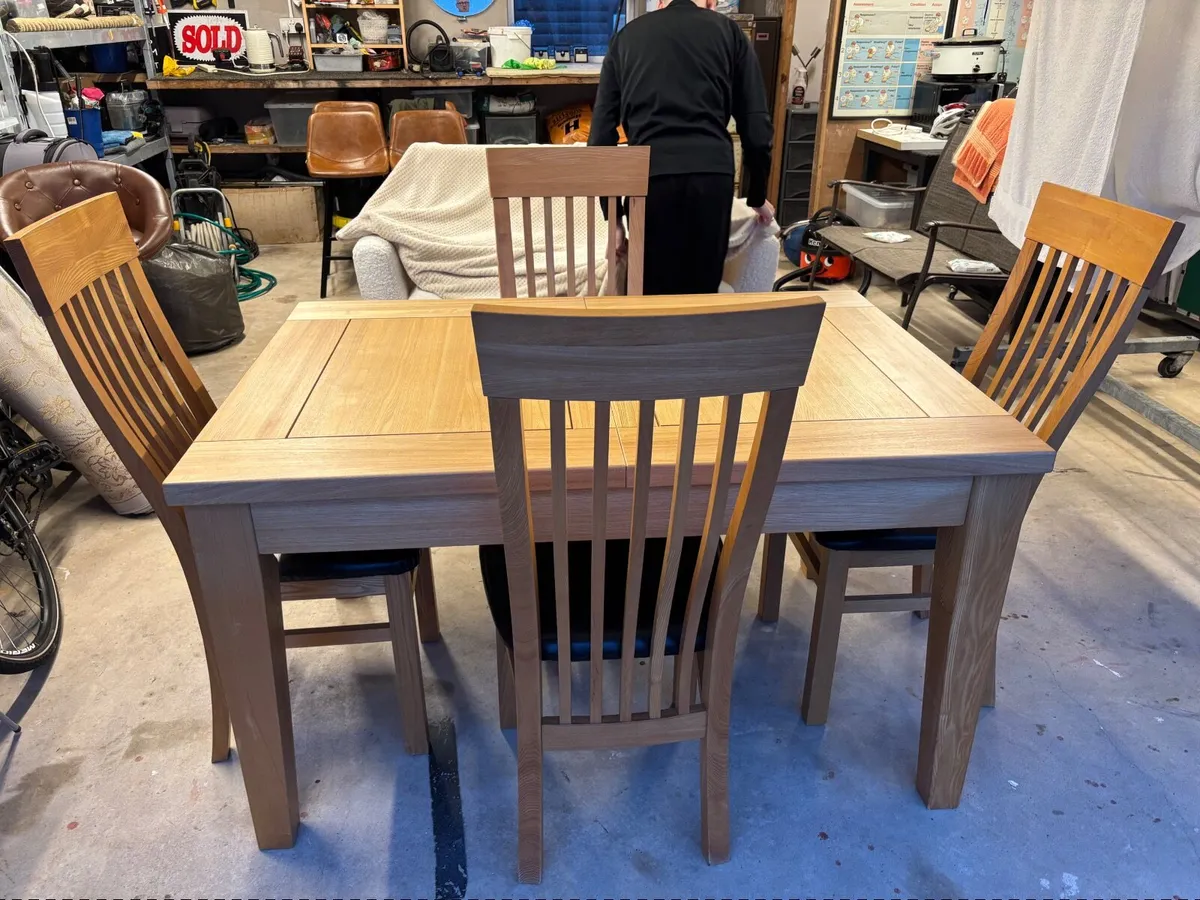 Table and chairs - Image 2
