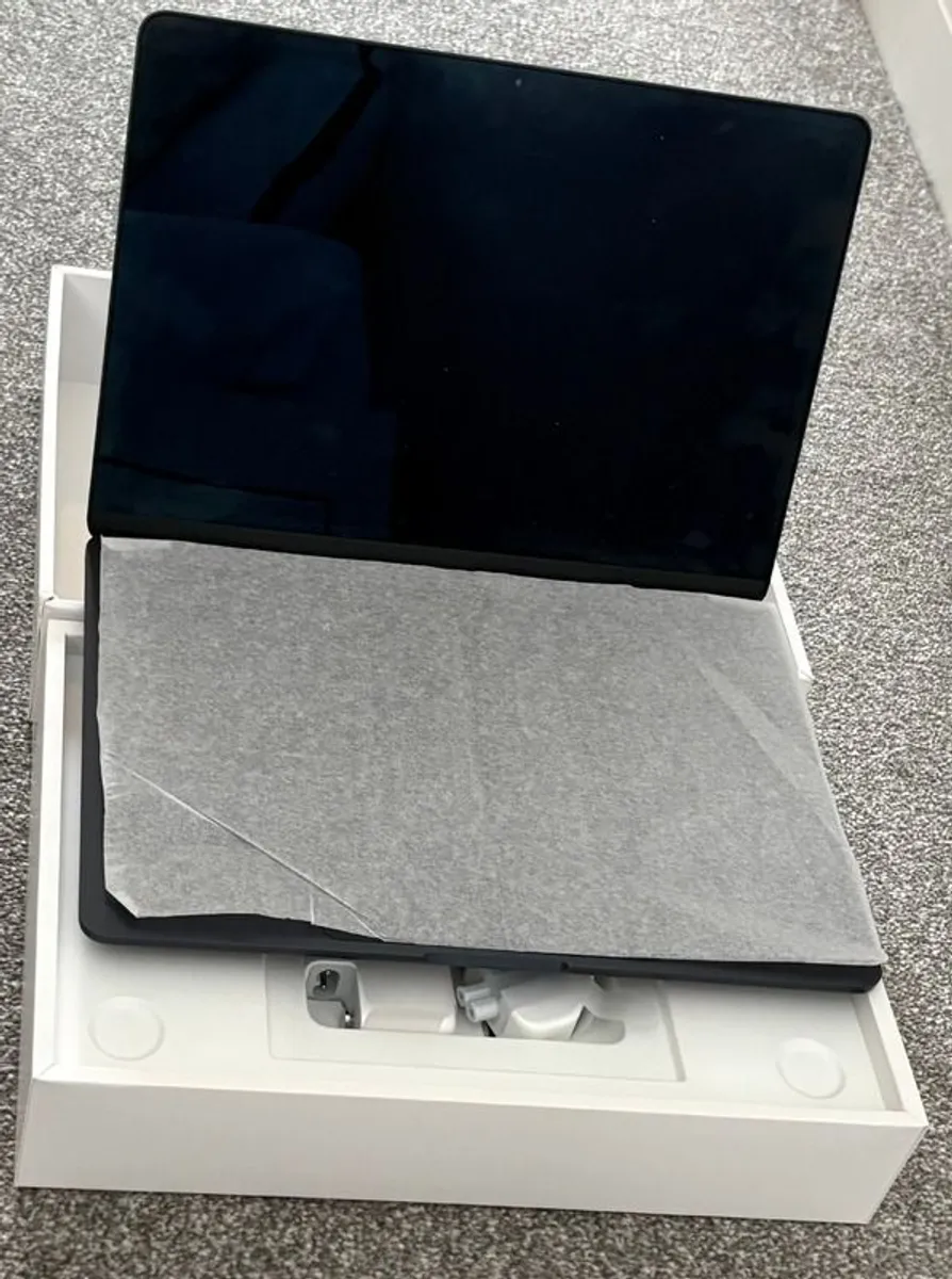 MacBook Air M3 16GB RAM, 256GB SSD Excellent Condition - Image 1