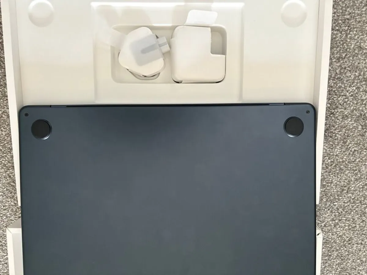 MacBook Air M3 16GB RAM, 256GB SSD Excellent Condition - Image 2