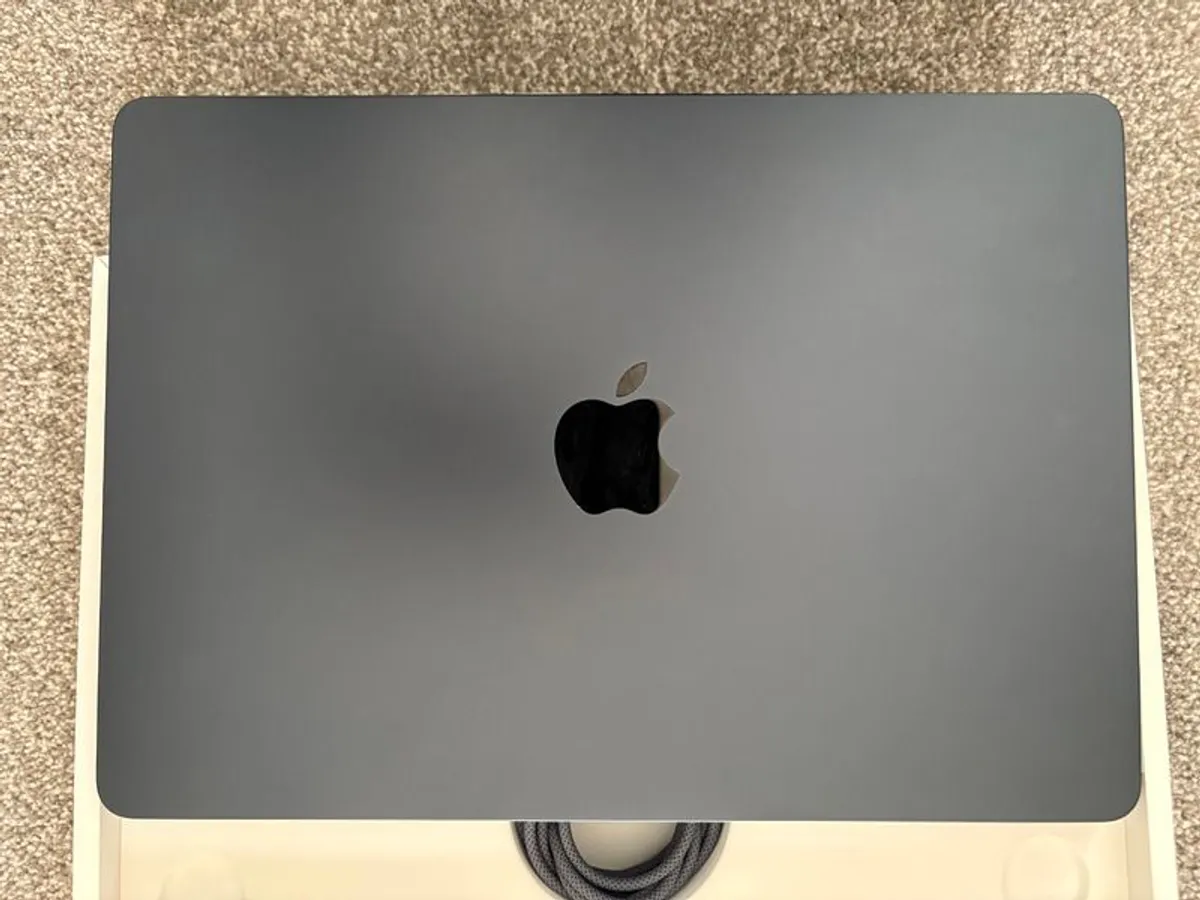 MacBook Air M3 16GB RAM, 256GB SSD Excellent Condition - Image 3