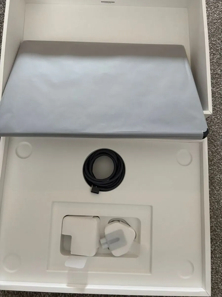 MacBook Air M3 16GB RAM, 256GB SSD Excellent Condition - Image 4