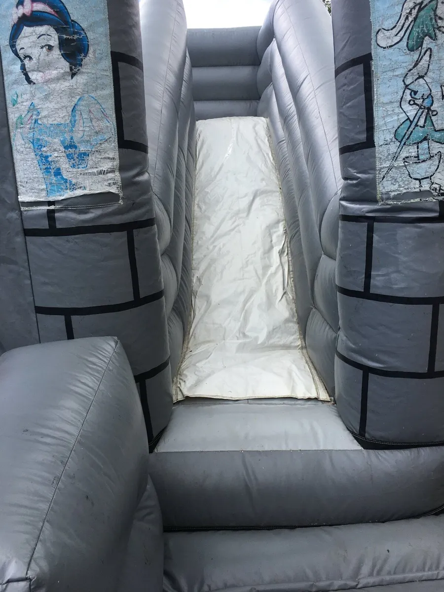 Bouncy castle - Image 2