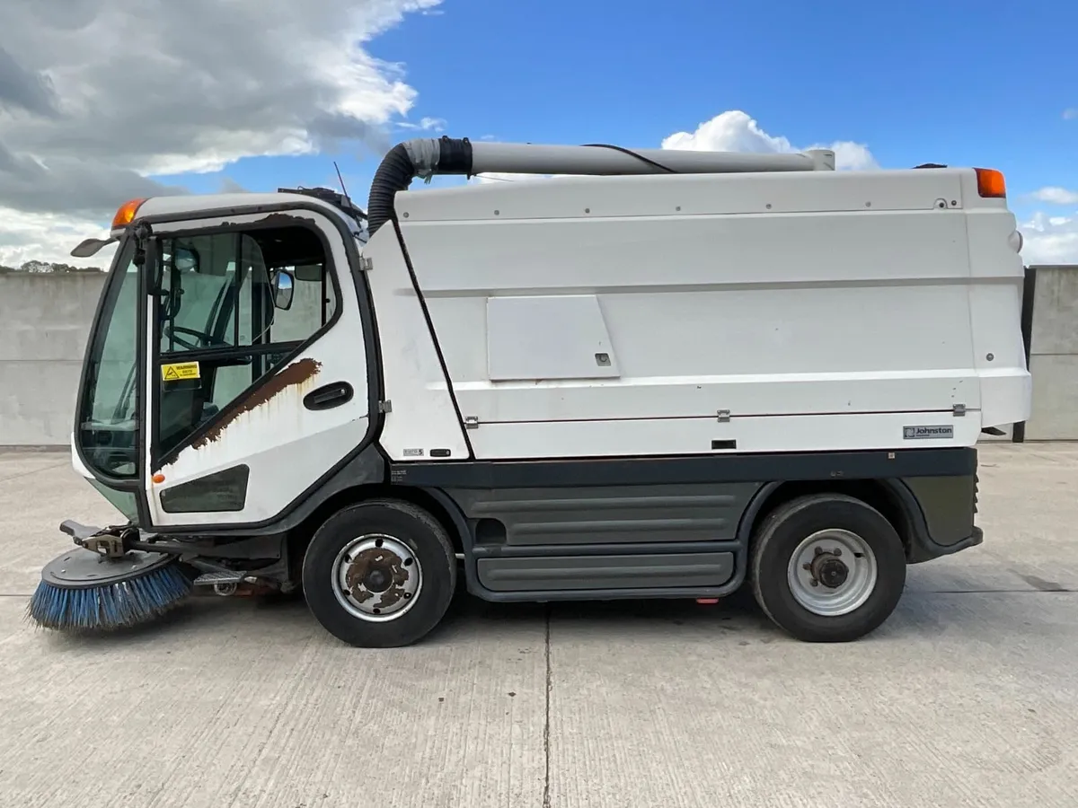 JOHNSTON EURO 5 7.5 TON ROAD SWEEPER - Image 3