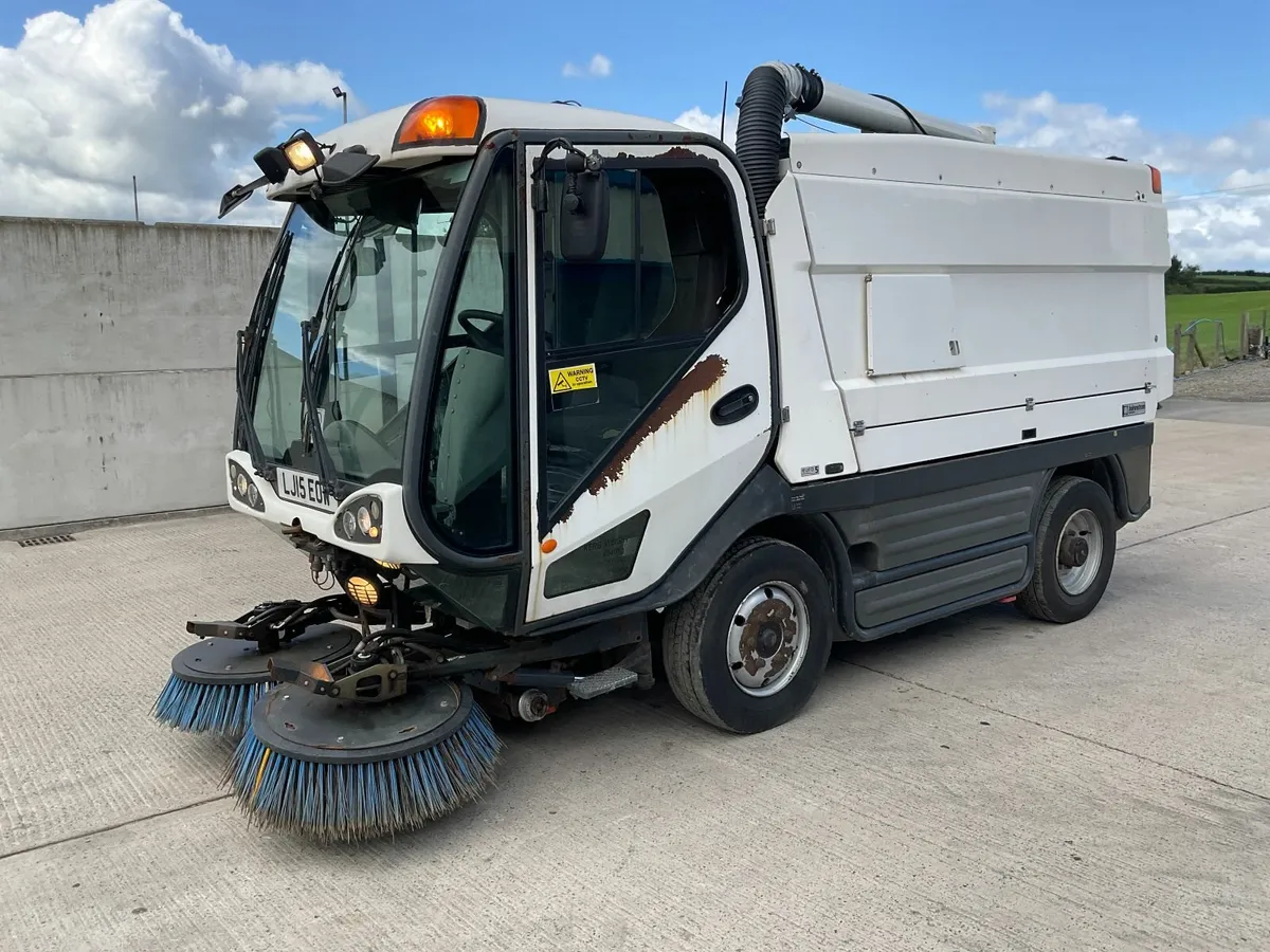 JOHNSTON EURO 5 7.5 TON ROAD SWEEPER - Image 1