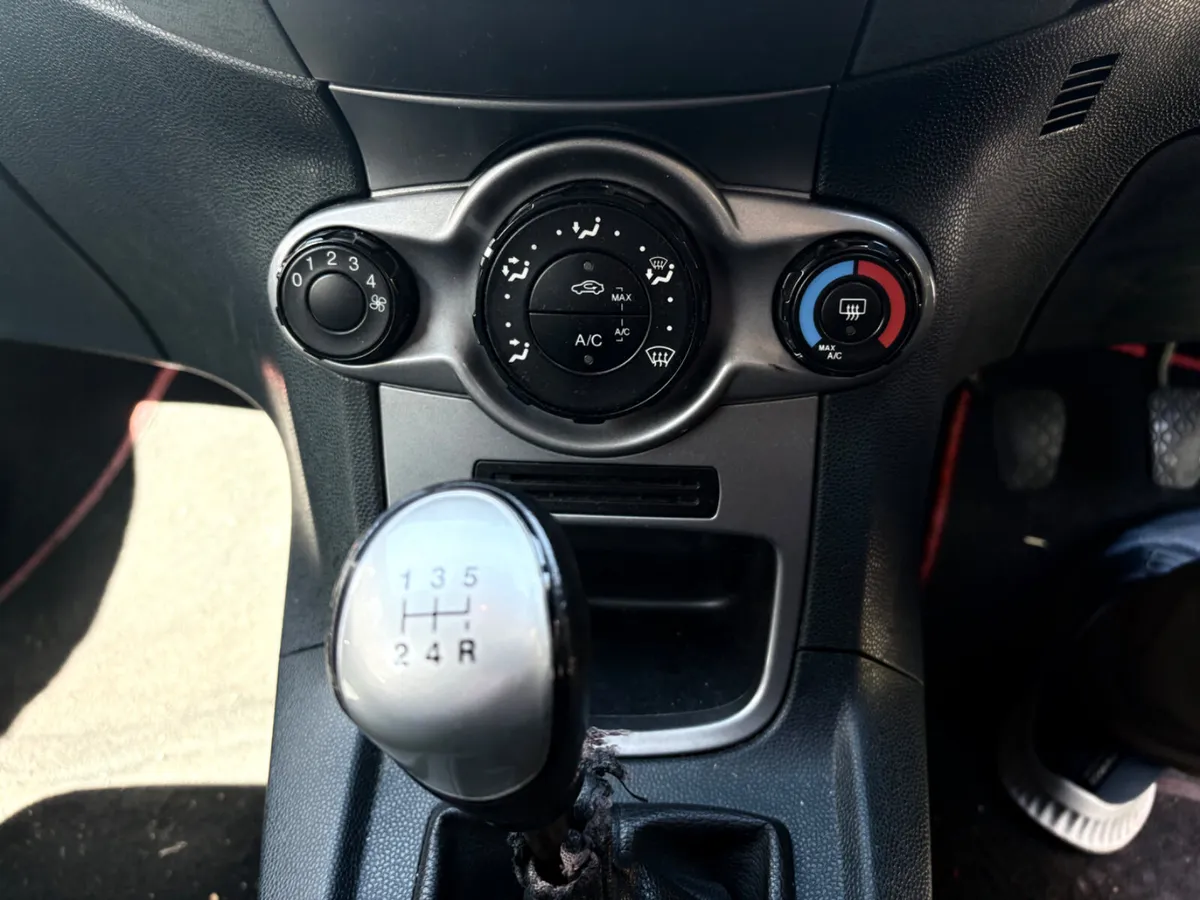2011-Ford Fiesta 1.25 -3 door Style - Image 4