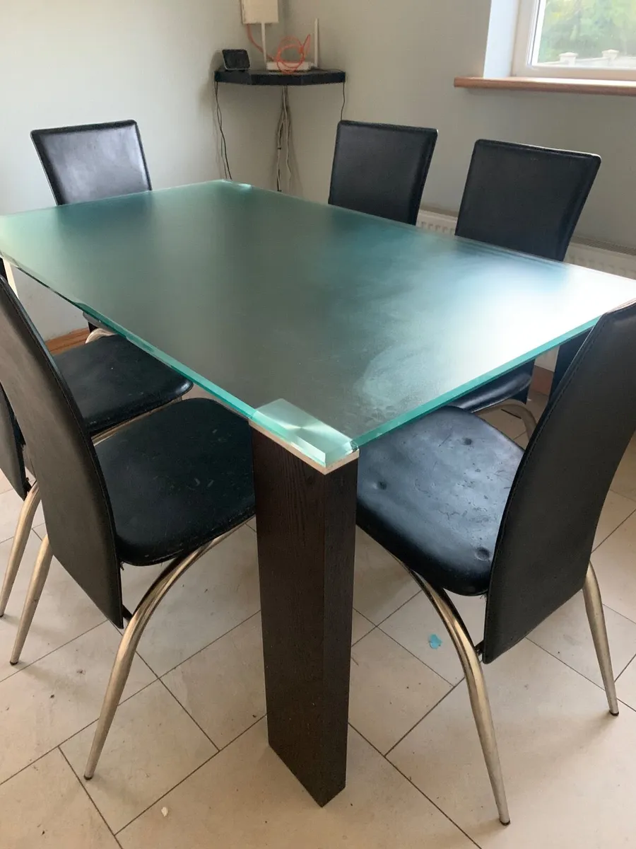 Table and chairs - Image 1