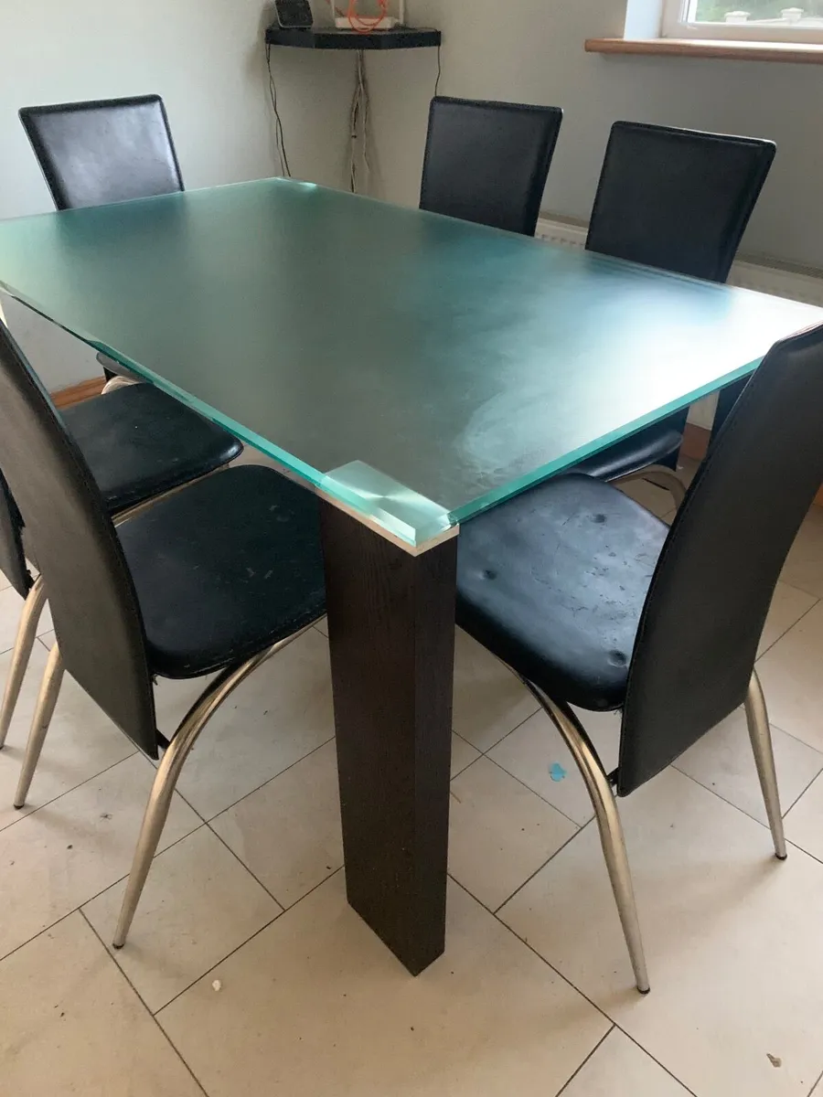 Table and chairs - Image 2