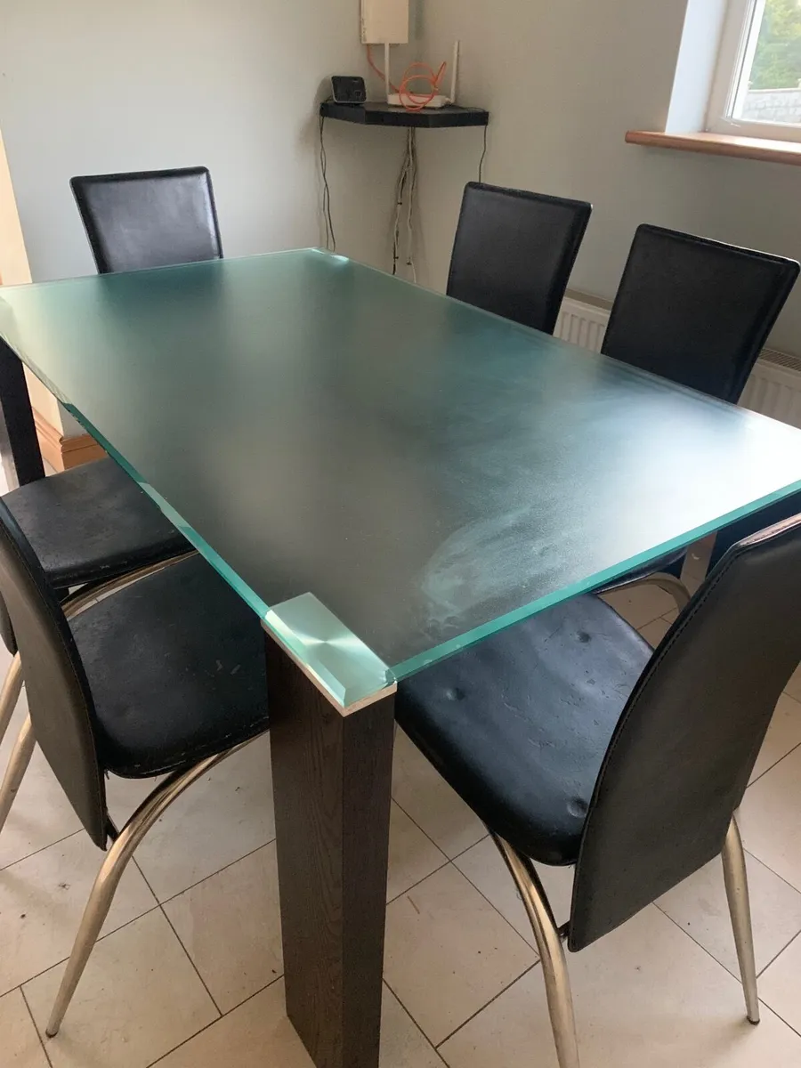 Table and chairs - Image 3