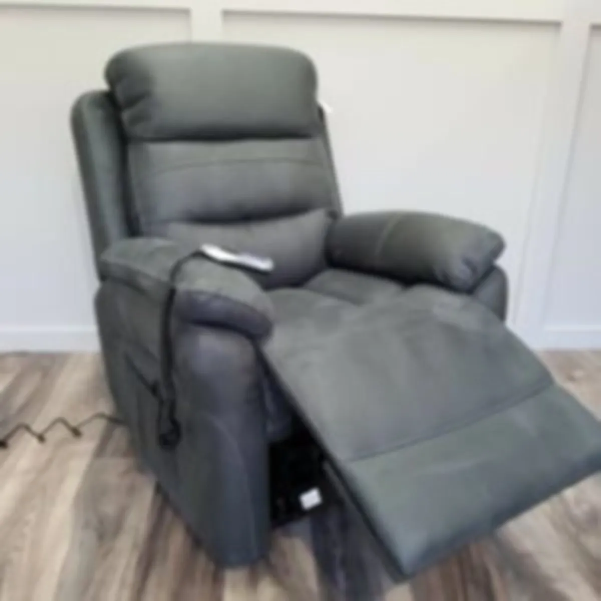 Brand-new lift and rise electric recliner - Image 1