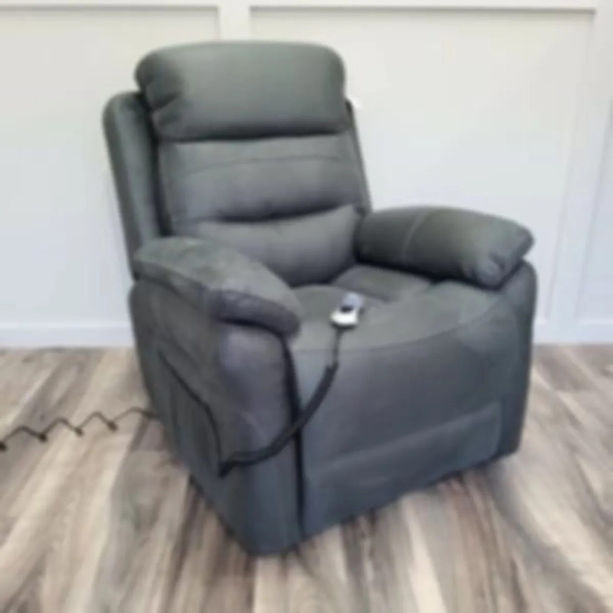 Brand-new lift and rise electric recliner - Image 4
