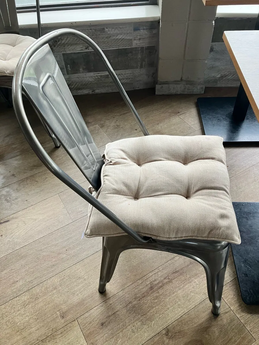 Table and chairs - Image 2