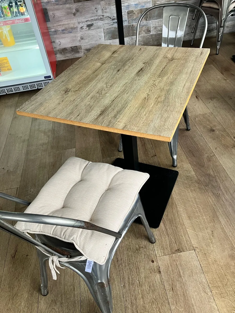 Table and chairs - Image 3