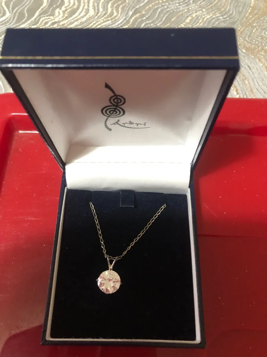 Ladies  sliver necklace €25 - Image 3