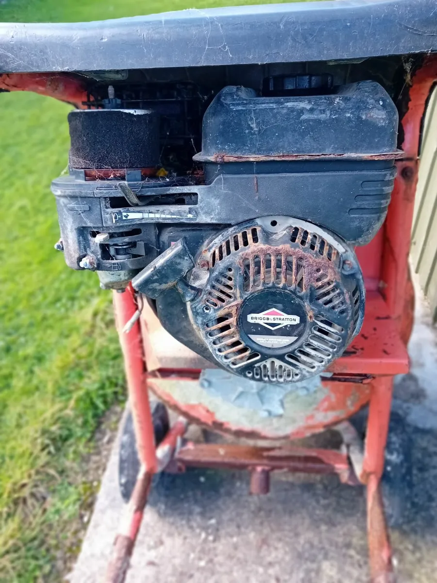 Petrol cement mixer with Brinks engine - Image 1