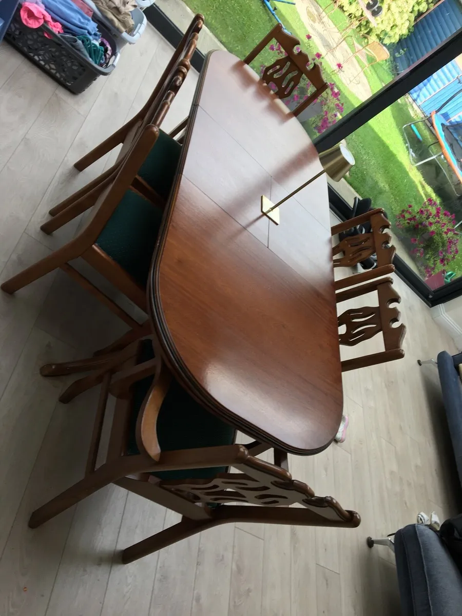 Table & chairs - Image 1
