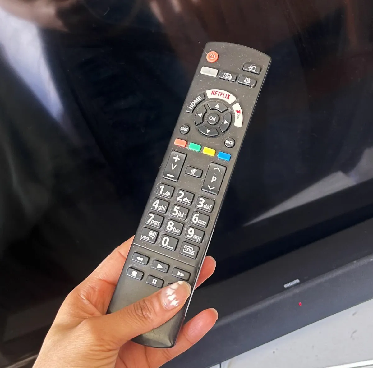 43inch Panasonic Smart TV + Phillips Soundbar BDLE - Image 3