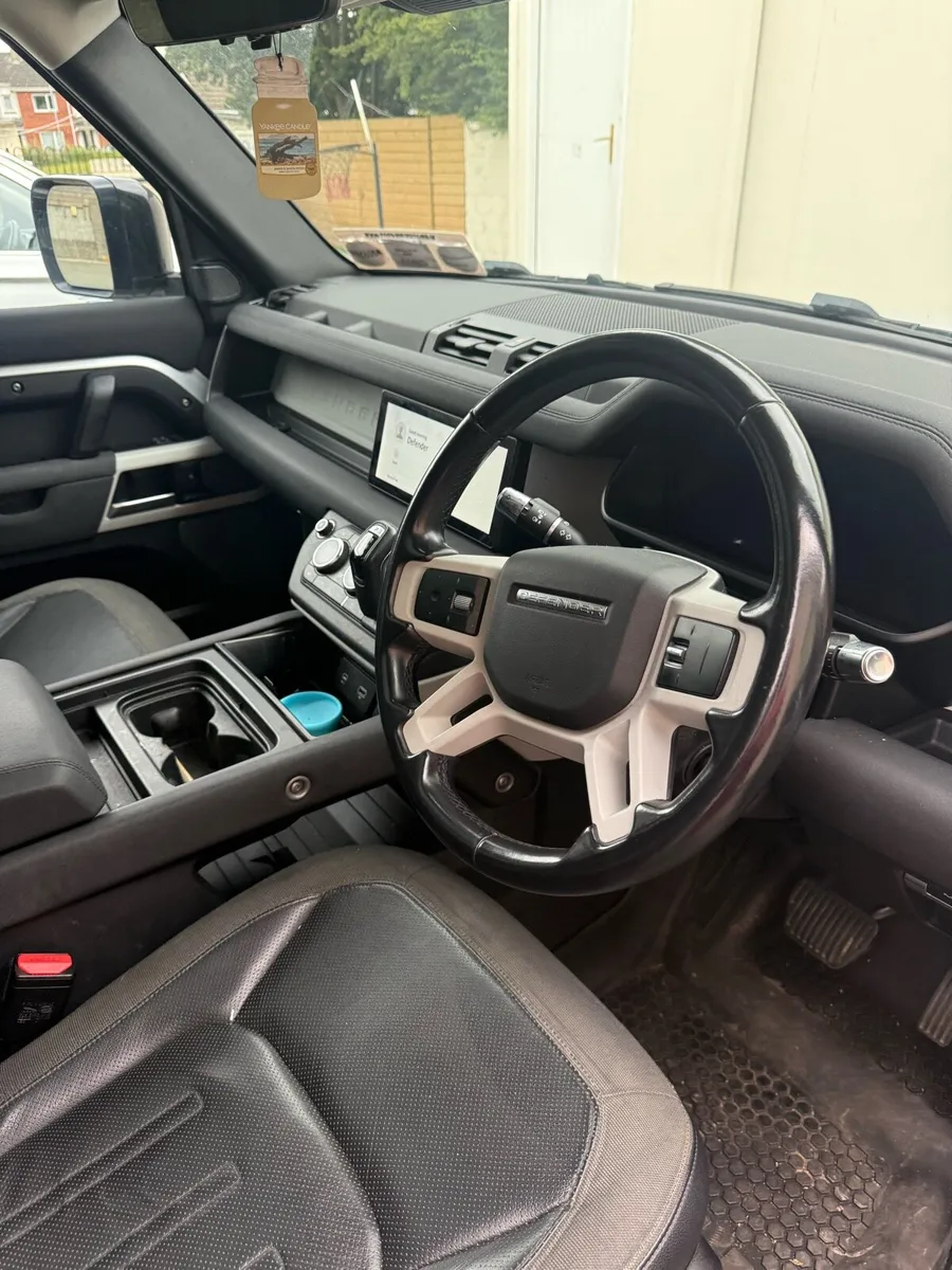 Land Rover Defender - Image 4