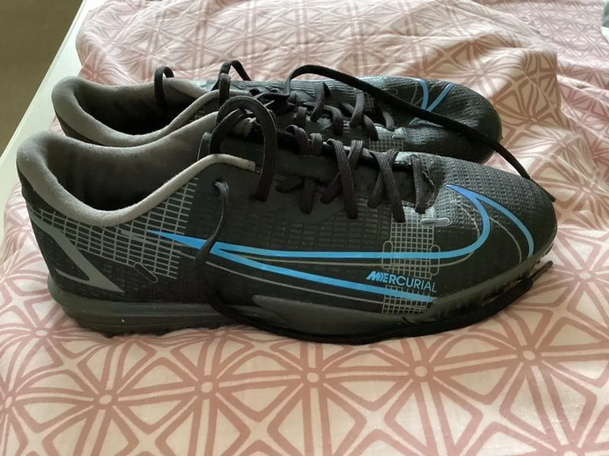 Nike Astro turf boots size 4 - Image 1