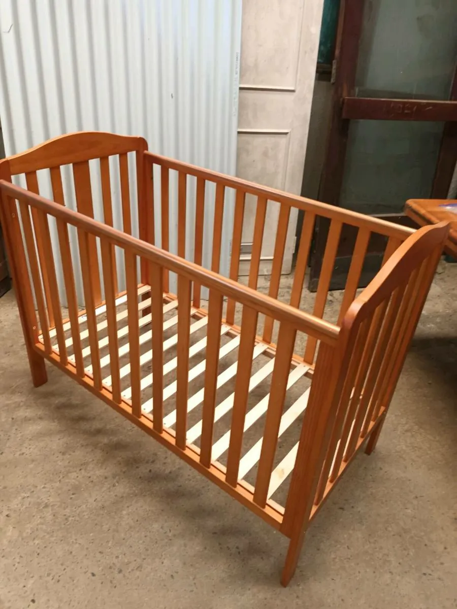 Baby's Cot - Image 3
