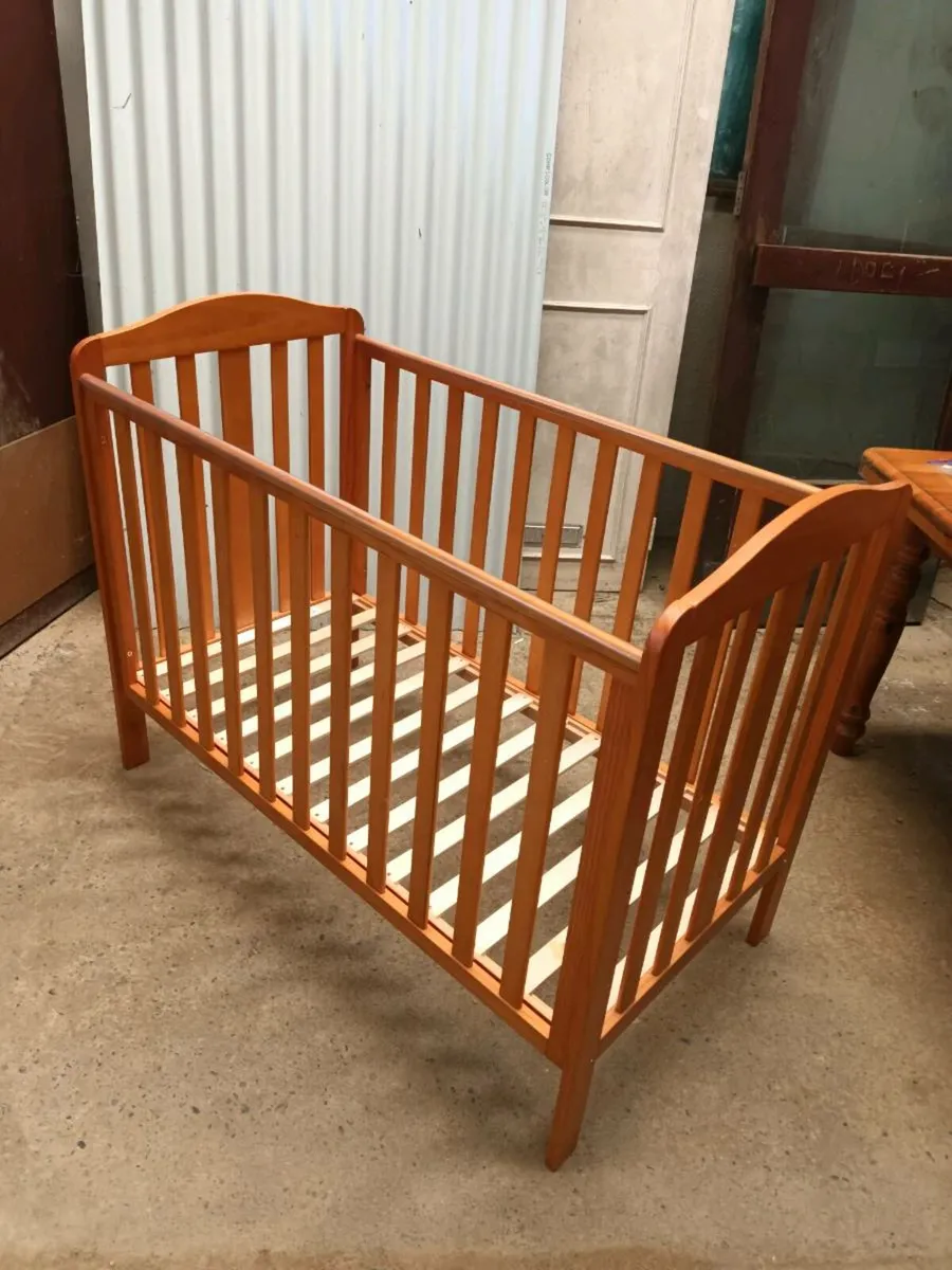 Baby's Cot - Image 4