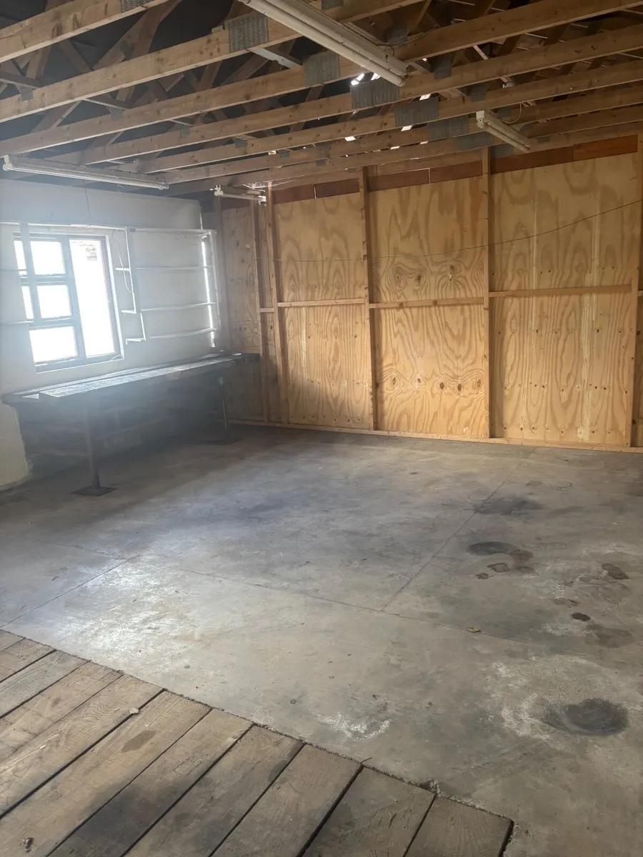 Garage - Image 1