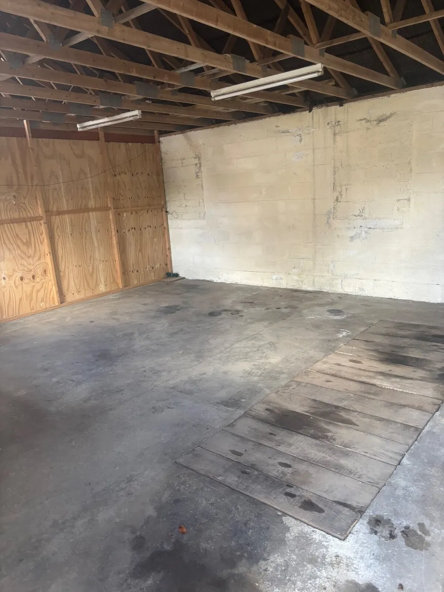 Garage - Image 2
