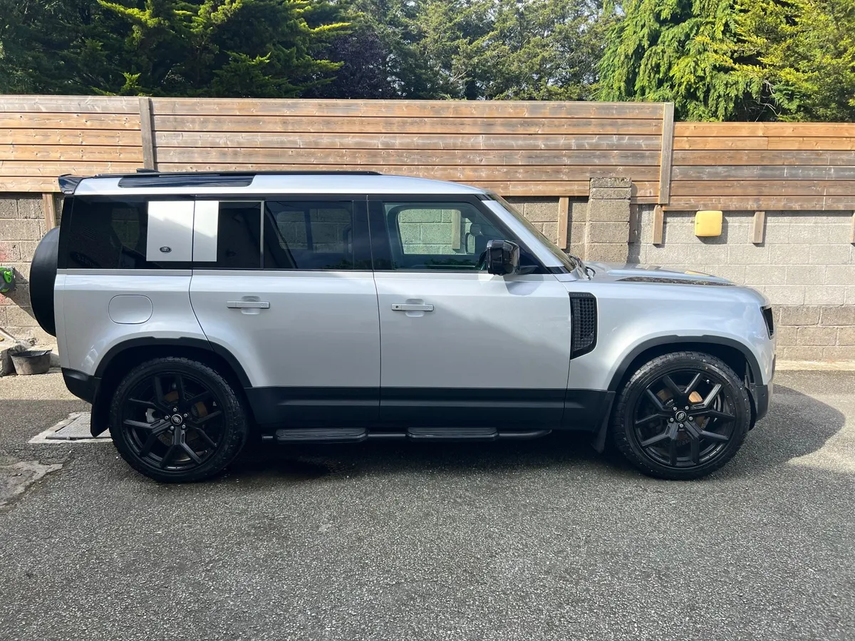Land Rover Defender - Image 1