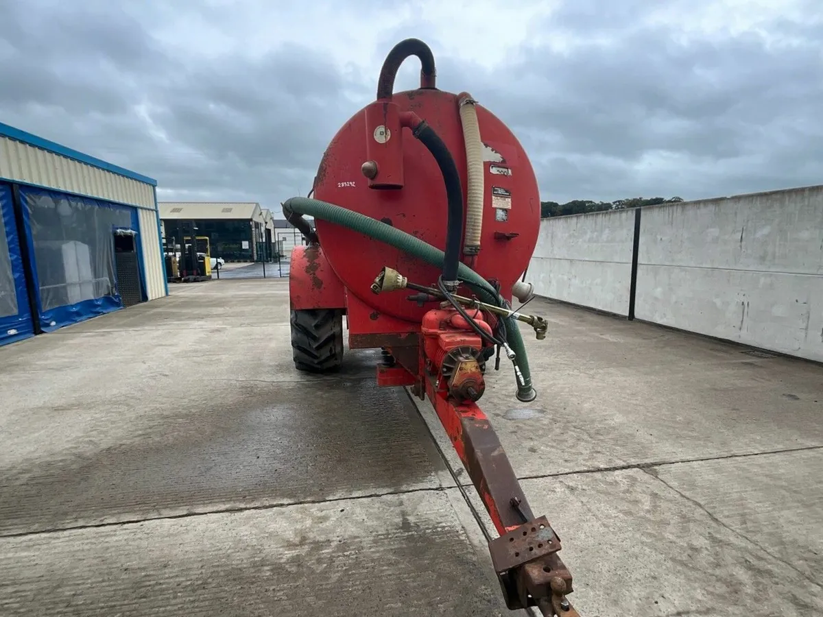 HI-SPEC 2000 GALLON SINGLE AXLE SLURRY TANKER - Image 2