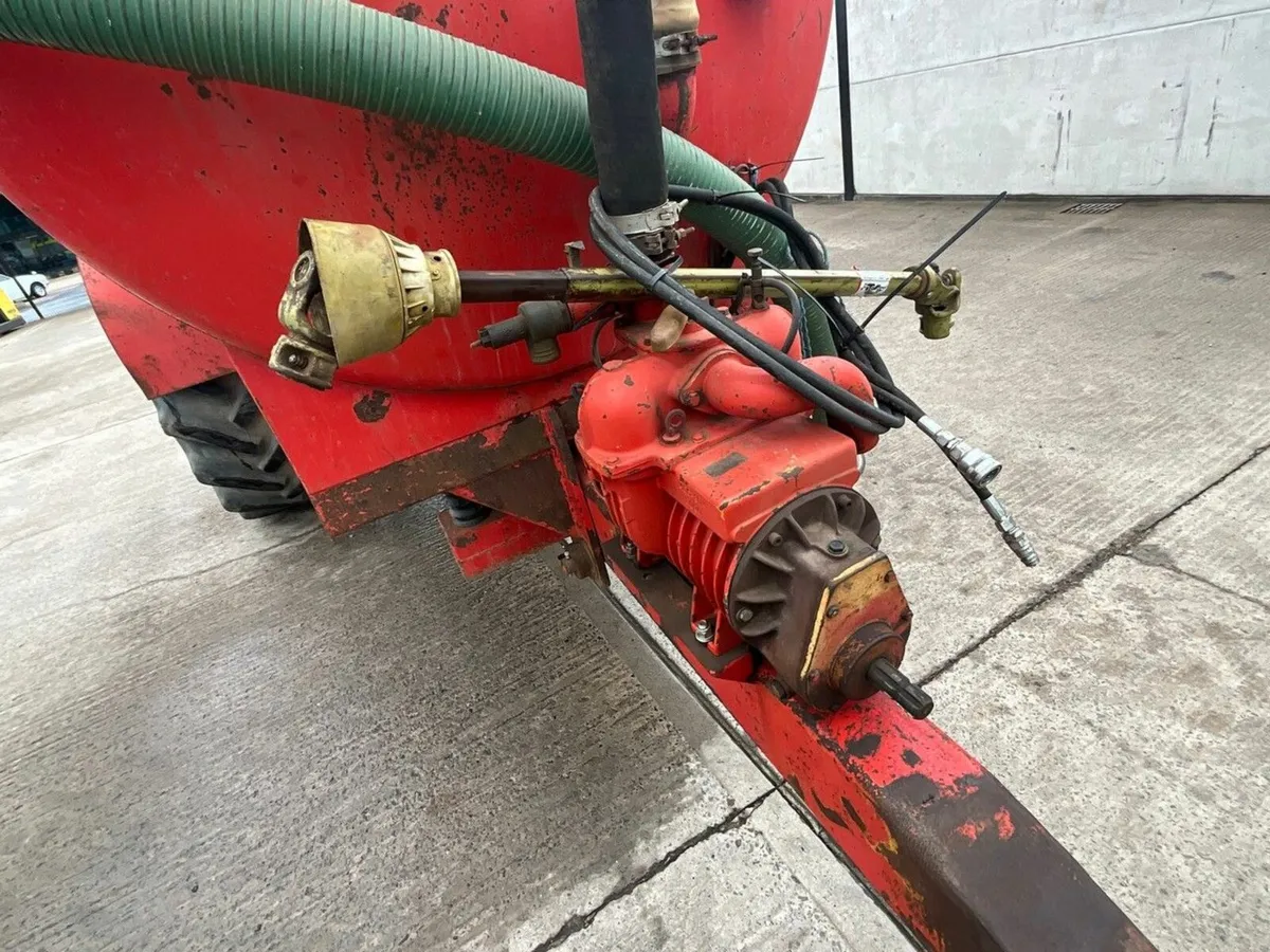 HI-SPEC 2000 GALLON SINGLE AXLE SLURRY TANKER - Image 4