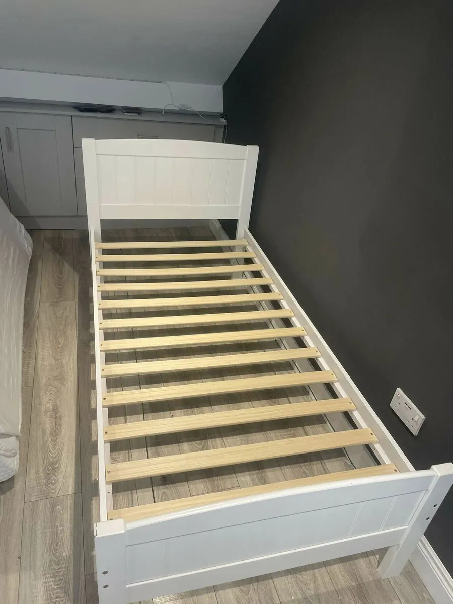 Single bed - Image 1