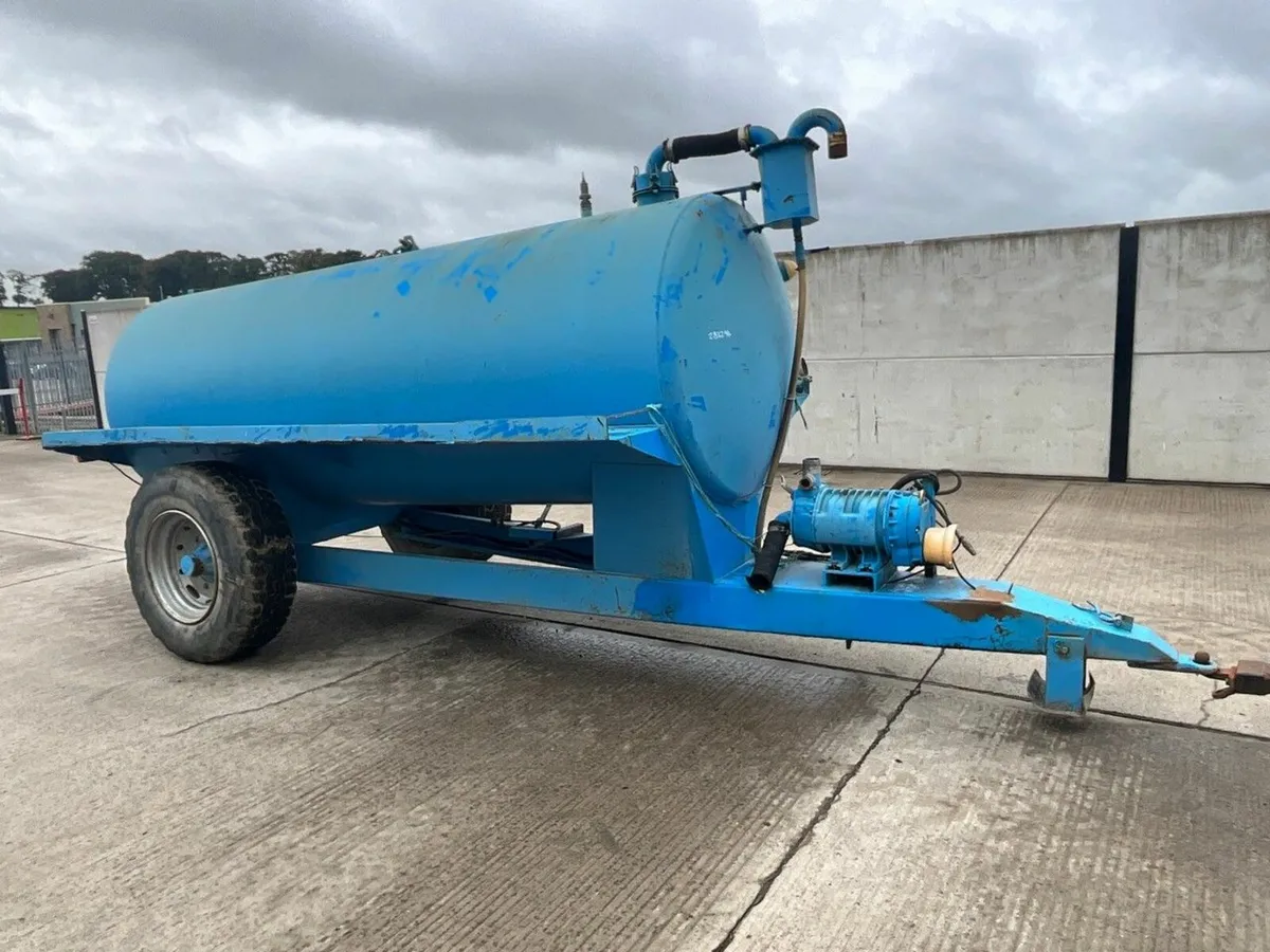 APPROX. 1000 GALLON SINGLE AXLE WATER BOWSER - Image 1