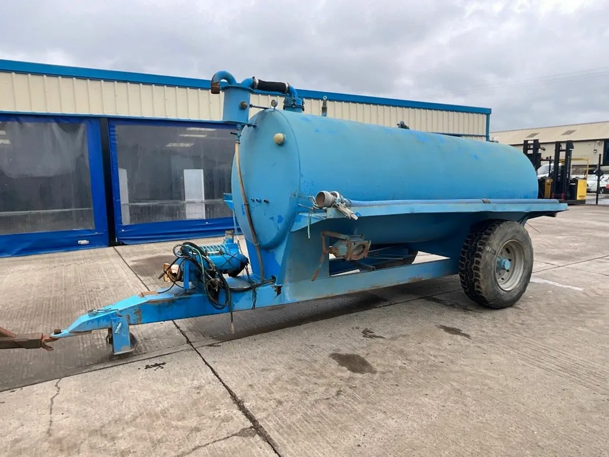APPROX. 1000 GALLON SINGLE AXLE WATER BOWSER - Image 2