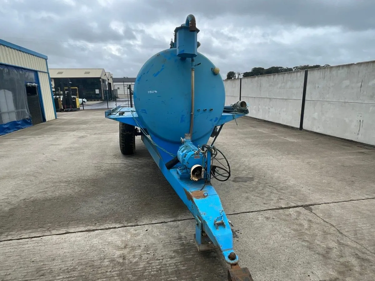 APPROX. 1000 GALLON SINGLE AXLE WATER BOWSER - Image 3