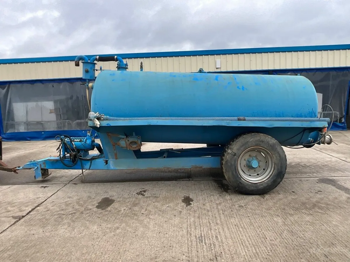 APPROX. 1000 GALLON SINGLE AXLE WATER BOWSER - Image 4