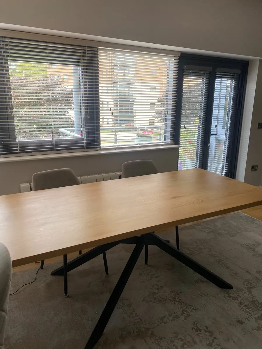 Dining room table - Image 1