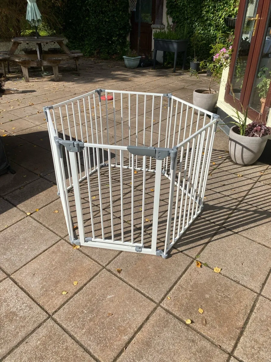 Play pen ( adjustable). - Image 1