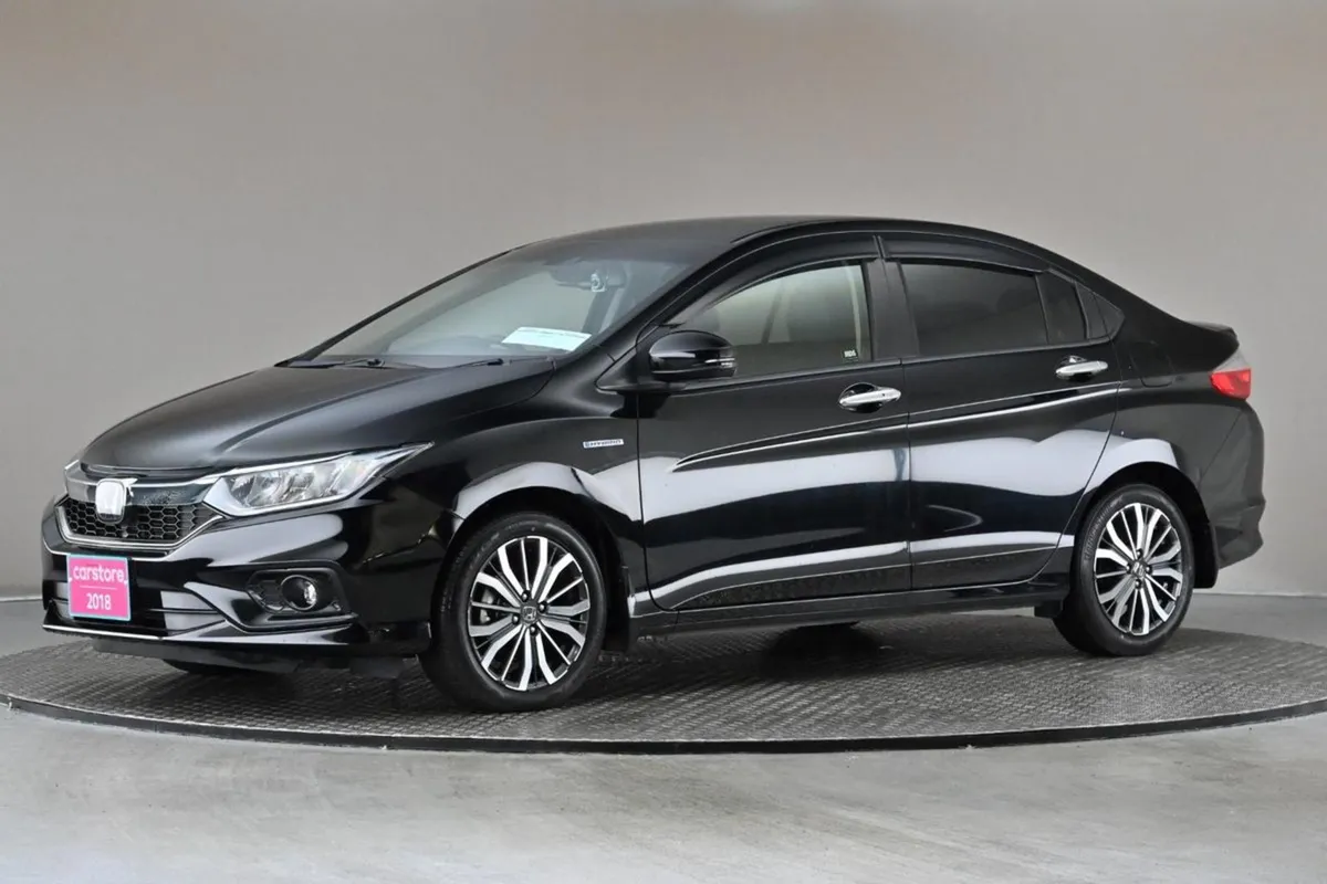 Honda Grace 1.5 Hybrid 4DR Auto  half Leather 9 a - Image 4