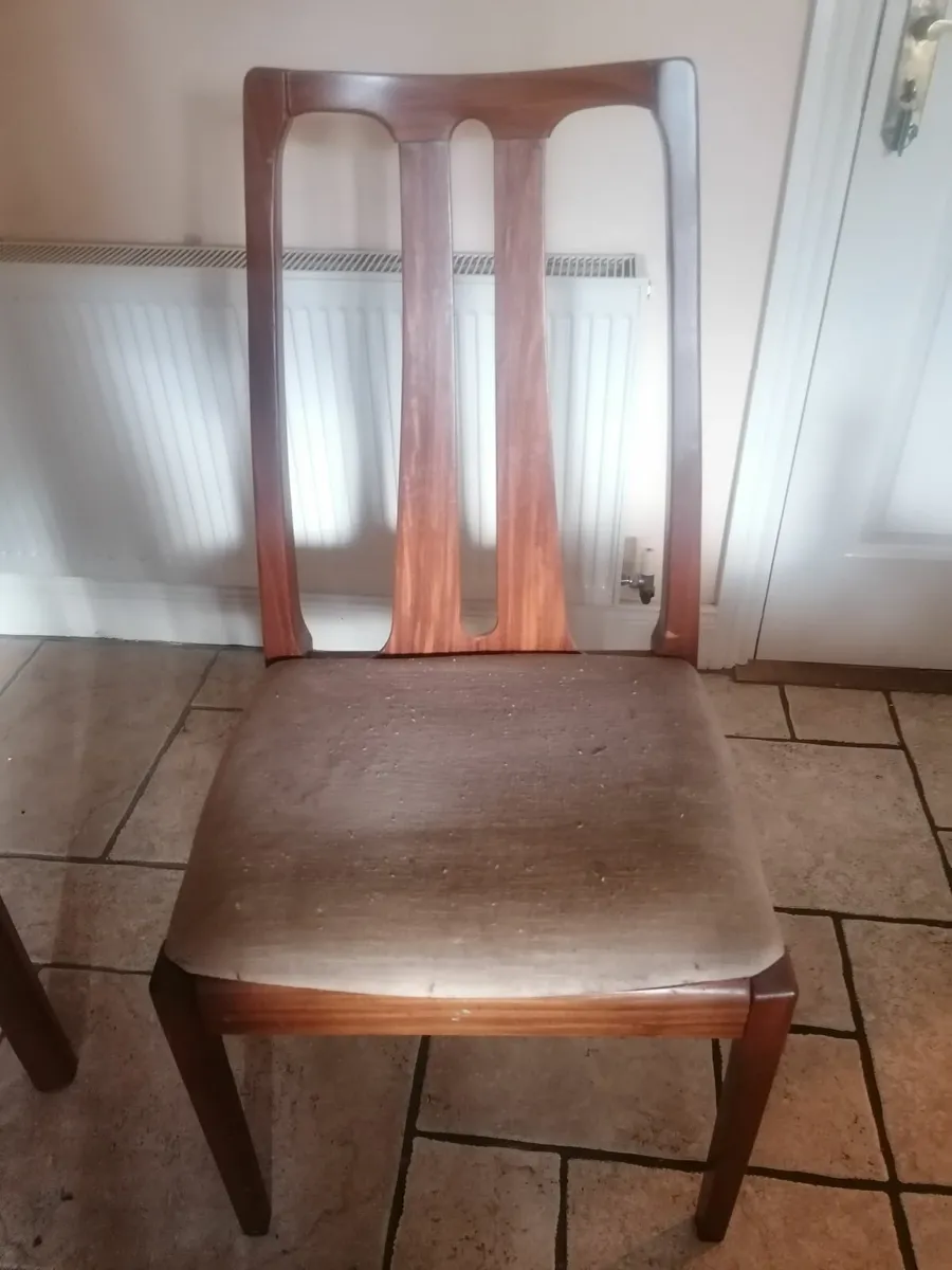 Table and Chairs - Image 4