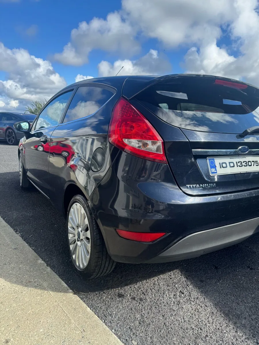 2010 Ford Fiesta Titanium - Image 2