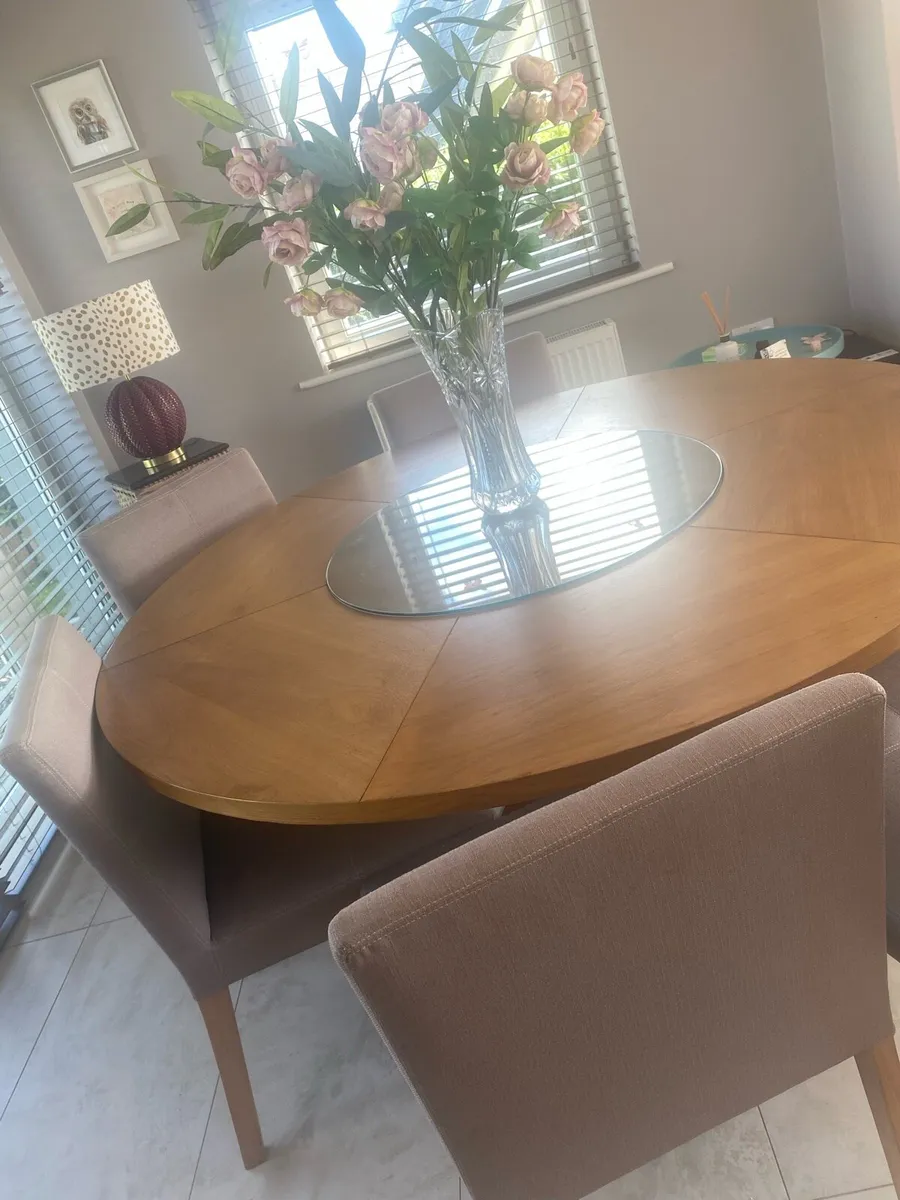 Walnut Table and 6 chairs - Image 1