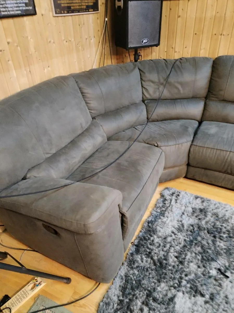 L shaped couch - Image 1