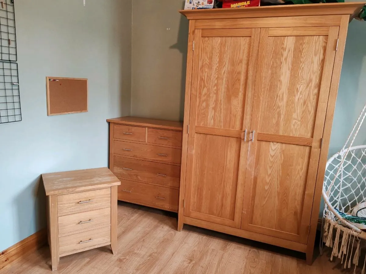Three piece oak bedroom furniture - Image 1