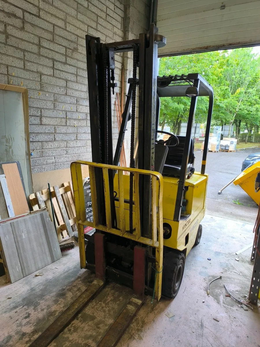 Electric forklift - Image 1