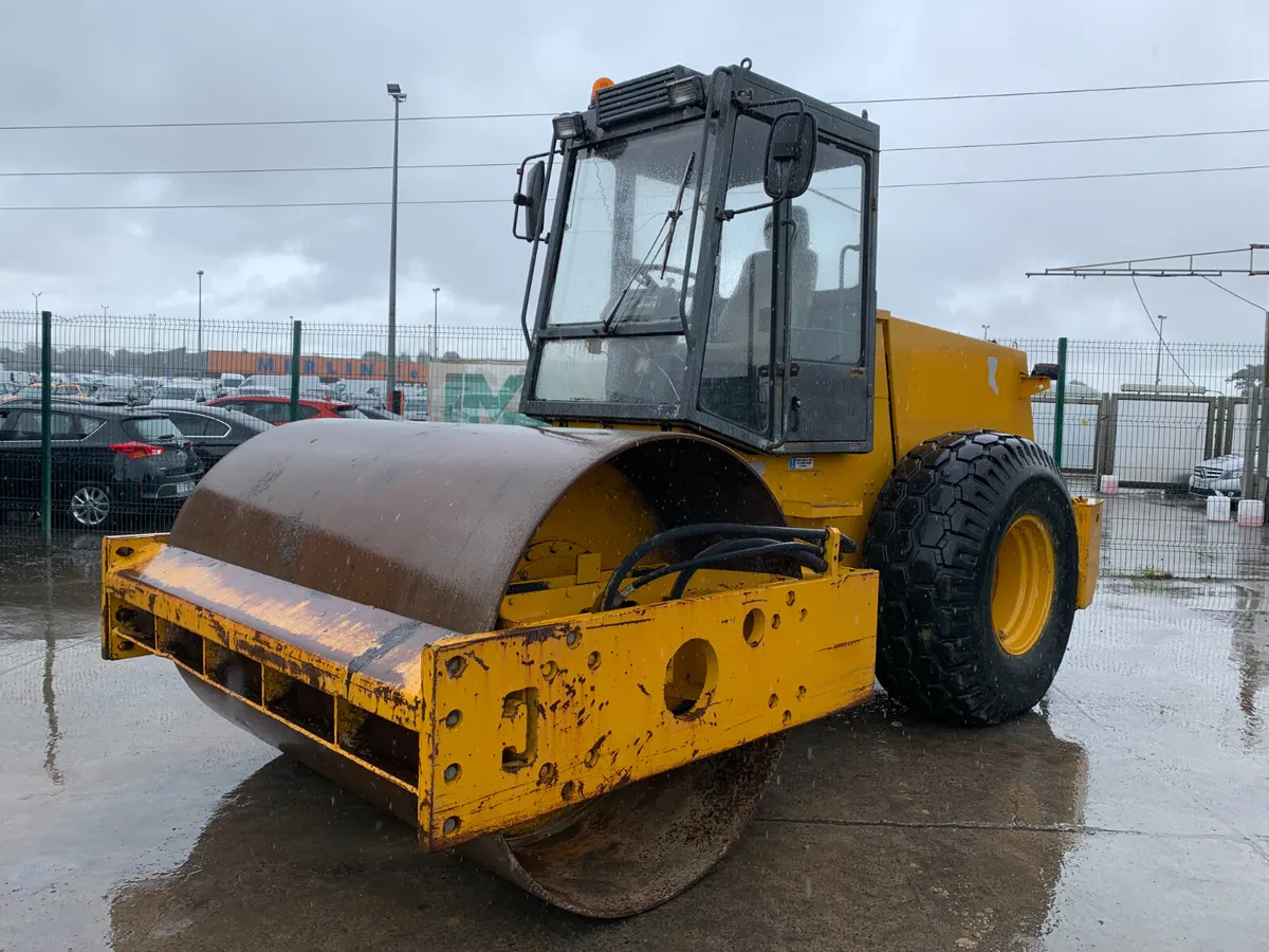 BID ONLINE NOW - STA VV900 SINGEL DRUM ROLLER - Image 1