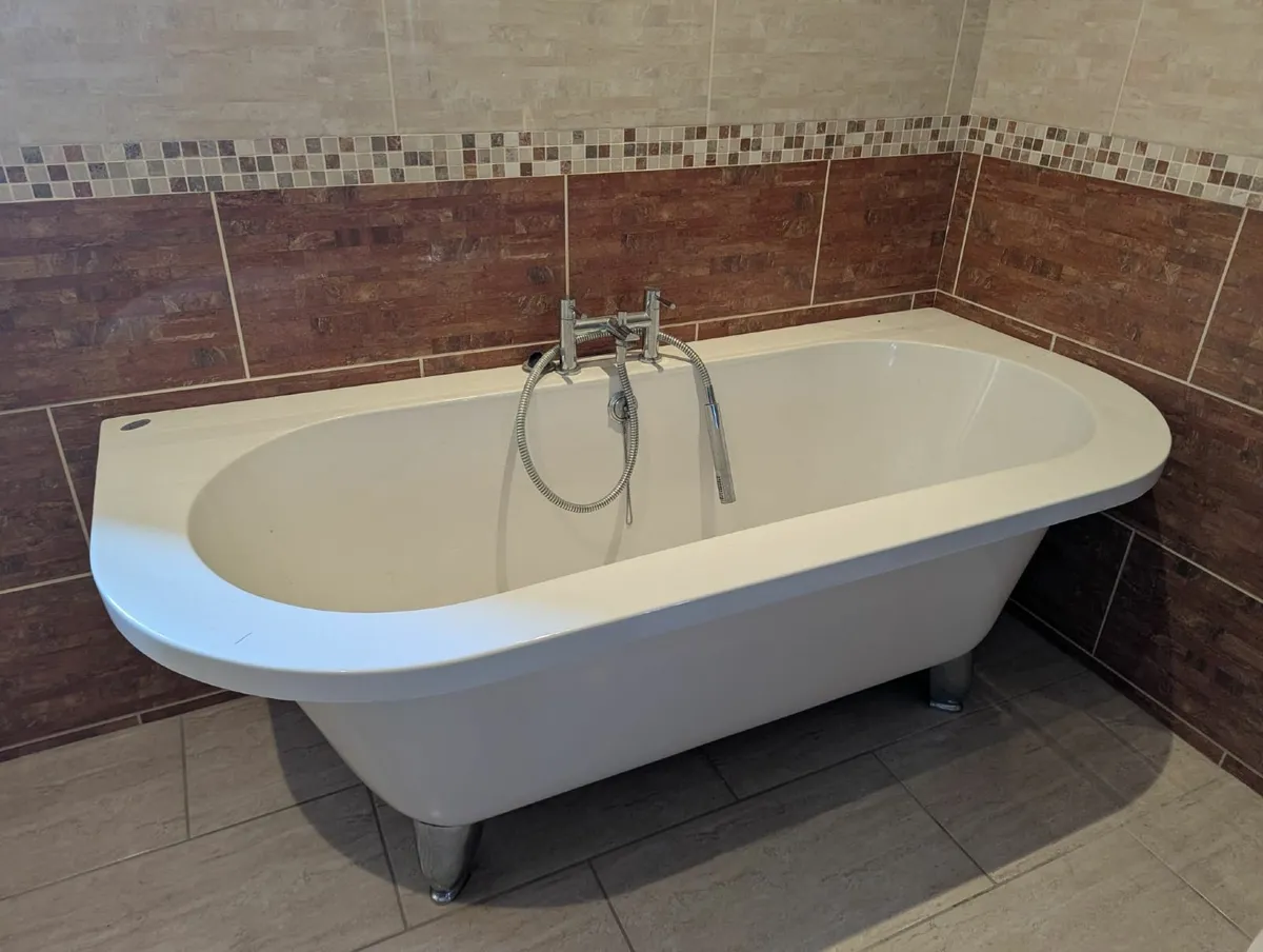 Bathtub with tap - Image 1