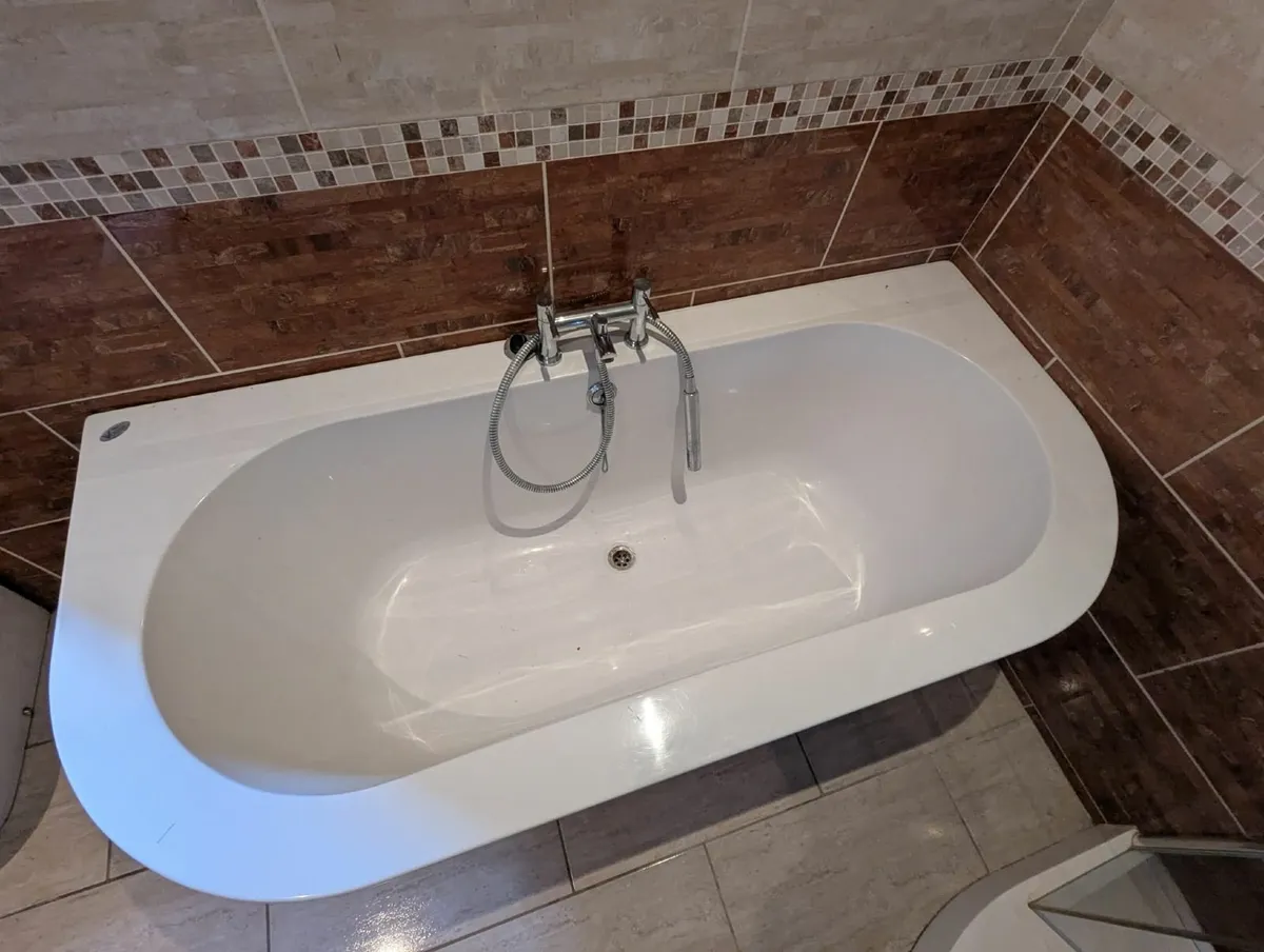 Bathtub with tap - Image 2