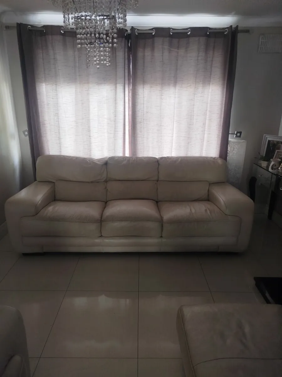 4 seater couch or extra large 3 seater - Image 4