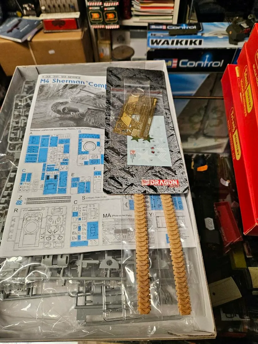 Airfix Dragon American WW2 Sherman Tank kit - Image 4