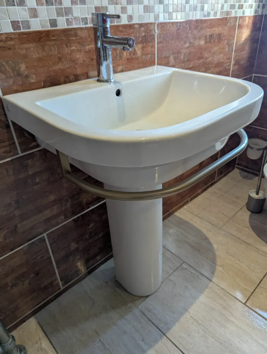 Bathroom sink - Image 1
