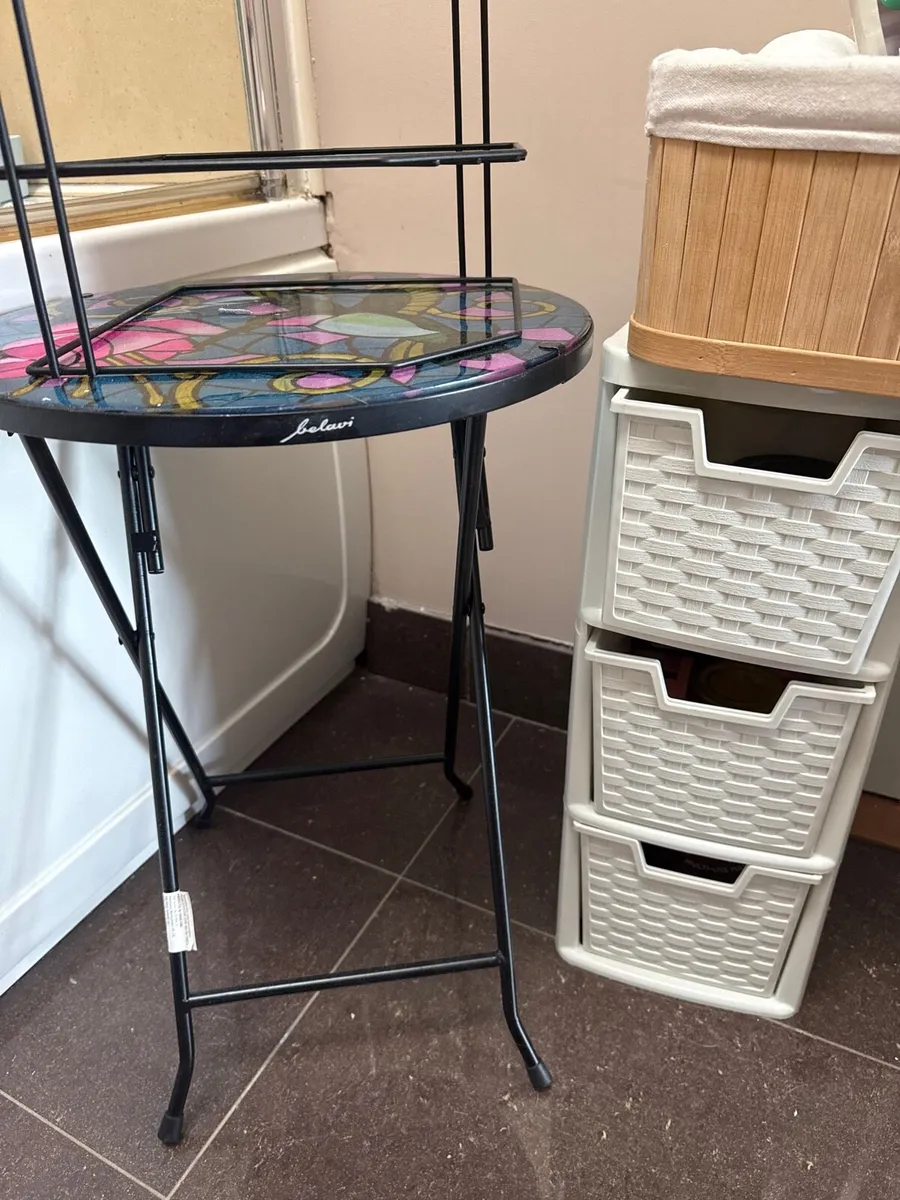 Desk and 2 tables, small unit and 2 rugs - Image 4